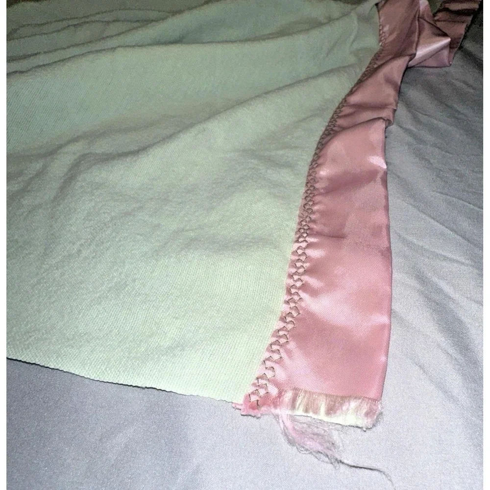 VTG Pink Satin Trimmed Light Green Blanket 76 X 62 Inches (Full Size) VGVC